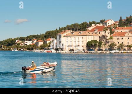 Europa, Kroatien, Brac, Milna. Der Fischer kehrt am ruhigen Morgen zum Kai zurück Stockfoto