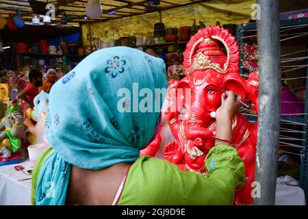 Neu-Delhi, Indien. September 2021. Ein Künstler trifft ein Idol des elefantenköpfigen Hindu-gottes Ganesha in den Vorbereitungen für das kommende Festival. Hindu-Anhänger bereiten sich auf das Ganesh Chaturthi-Festival in Neu-Delhi vor. Das hinduistische Fest von Ganesh Chaturth wird als Geburtsjubiläum von Lord Ganesh gefeiert und dauert 10 Tage. Kredit: SOPA Images Limited/Alamy Live Nachrichten Stockfoto