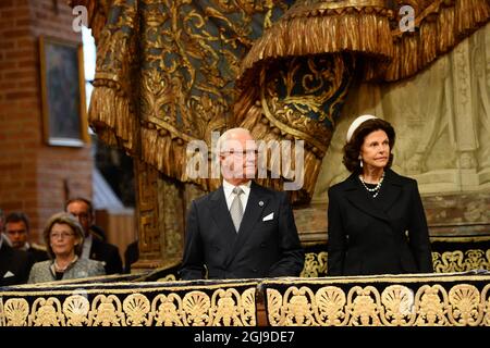 STOCKHOLM 2015-09-15 König Carl Gustaf und Königin Silvia werden während des Gottesdienstes in der Großen Kathedrale vor der Eröffnung des Parlaments in Stockholm, Schweden, am 15. September 2015 gesehen. Foto: Maja Suslin / TT / kod 10300 Stockfoto