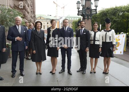 STOCKHOLM 2015-09-15 König Carl Gustaf, Königin Silvia, Kronprinzessin Victoria, Prinz Daniel, Prinz Carl Philip, Prinzessin Sofia und Prinzessin Madeleine treffen am 15. September 2015 bei der Eröffnung des Parlaments in Stockholm, Schweden, ein. Laut einer Meinungsumfrage sind die Schwedendemokraten nun die zweitgrößte Partei Schwedens. Foto: Janerik Henriksson / TT kod 10010 Stockfoto