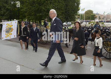 STOCKHOLM 2015-09-15 König Carl Gustaf, Königin Silvia, Kronprinzessin Victoria, Prinz Daniel, Prinz Carl Philip, Prinzessin Sofia und Prinzessin Madeleine treffen am 15. September 2015 bei der Eröffnung des Parlaments in Stockholm, Schweden, ein. Foto: Janerik Henriksson / TT kod 10010 Stockfoto