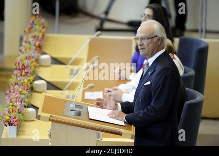 STOCKHOLM 2015-09-15 König Carl Gustaf spricht während des Opneing des Parlaments in Stockholm, Schweden, am 15. September 2015. Foto: Jessica Gow / TT kod 10040 Stockfoto