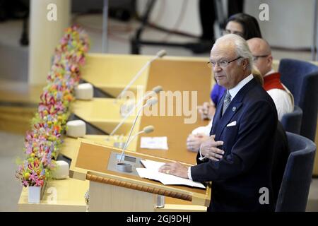 STOCKHOLM 2015-09-15 König Carl Gustaf spricht während der Eröffnung des Parlaments in Stockholm, Schweden, am 15. September 2015. Foto: Jessica Gow / TT kod 10040 Stockfoto