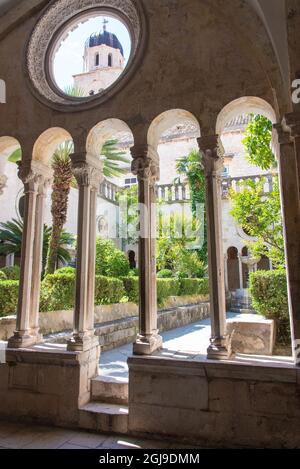 Europa, Kroatien, Dubrovnik. Franziskanerkirche und Kloster Kreuzgang. Glockenturm in kreisförmigem Schnitt eingerahmt Stockfoto
