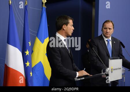 Schwedens Premierminister Stefan Lofven (R) beobachtet seinen französischen Amtskollegen Manuel Valls am Freitag, den 18. September 2015, bei einer gemeinsamen Pressekonferenz im Regierungsgebäude Rosenbad in Stockholm nach ihren Gesprächen über die Flüchtlingssituation und den europäischen Arbeitsmarkt. Foto: Jessica Gow / TT / Kod 10070 Stockfoto