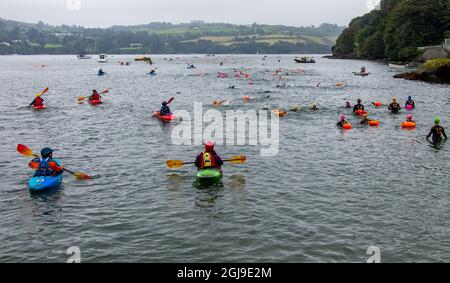 Gruppen schwimmen im Meer mit Kayak Sicherheitsbooten Union Hall, West Cork, Irland Stockfoto