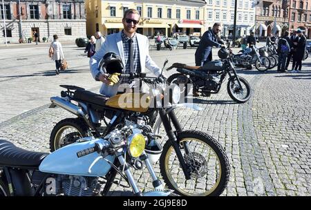 MALMO 2015-09-27 rund 30 gut gekleidete Mitglieder der Â“ RideÂ des angesehenen Gentleman“ und ihre Fahrräder parkten am Sonntag auf dem Stadtplatz in Malmö, Schweden. Die Herren Â´s reisen um die Welt, um eine Million Dollar für die Erforschung von Prostatakrebs zu sammeln. Foto: Patrick Persson / TT / kod 4300 **OUT SWEDEN OUT** Stockfoto