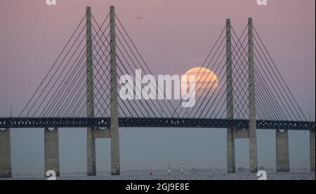 MALMO 2015-09-28 die Supermondfinsternis wird mit der Oresunds-Brücke in Malmö, Schweden, am 28. September 2015 gesehen. Foto Johan Nilsson / TT / Kod 50090 Stockfoto