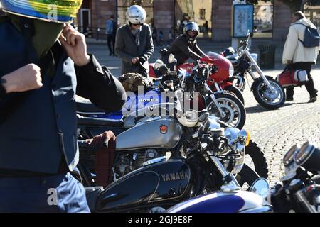 MALMO 2015-09-27 rund 30 gut gekleidete Mitglieder der Â“ RideÂ des angesehenen Gentleman“ und ihre Fahrräder parkten am Sonntag auf dem Stadtplatz in Malmö, Schweden. Die Herren Â´s reisen um die Welt, um eine Million Dollar für die Erforschung von Prostatakrebs zu sammeln. Foto: Patrick Persson / TT / kod 4300 **OUT SWEDEN OUT** Stockfoto