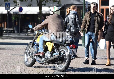 MALMO 2015-09-27 rund 30 gut gekleidete Mitglieder der Â“ RideÂ des angesehenen Gentleman“ und ihre Fahrräder parkten am Sonntag auf dem Stadtplatz in Malmö, Schweden. Die Herren Â´s reisen um die Welt, um eine Million Dollar für die Erforschung von Prostatakrebs zu sammeln. Foto: Patrick Persson / TT / kod 4300 **OUT SWEDEN OUT** Stockfoto