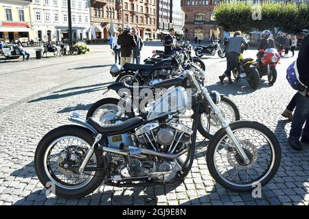 MALMO 2015-09-27 rund 30 gut gekleidete Mitglieder der Â“ RideÂ des angesehenen Gentleman“ und ihre Fahrräder parkten am Sonntag auf dem Stadtplatz in Malmö, Schweden. Die Herren Â´s reisen um die Welt, um eine Million Dollar für die Erforschung von Prostatakrebs zu sammeln. Foto: Patrick Persson / TT / kod 4300 **OUT SWEDEN OUT** Stockfoto