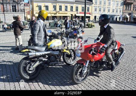 MALMO 2015-09-27 rund 30 gut gekleidete Mitglieder der Â“ RideÂ des angesehenen Gentleman“ und ihre Fahrräder parkten am Sonntag auf dem Stadtplatz in Malmö, Schweden. Die Herren Â´s reisen um die Welt, um eine Million Dollar für die Erforschung von Prostatakrebs zu sammeln. Foto: Patrick Persson / TT / kod 4300 **OUT SWEDEN OUT** Stockfoto