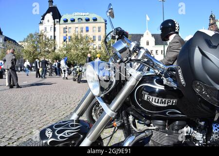 MALMO 2015-09-27 rund 30 gut gekleidete Mitglieder der Â“ RideÂ des angesehenen Gentleman“ und ihre Fahrräder parkten am Sonntag auf dem Stadtplatz in Malmö, Schweden. Die Herren Â´s reisen um die Welt, um eine Million Dollar für die Erforschung von Prostatakrebs zu sammeln. Foto: Patrick Persson / TT / kod 4300 **OUT SWEDEN OUT** Stockfoto