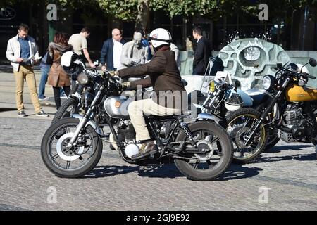 MALMO 2015-09-27 rund 30 gut gekleidete Mitglieder der Â“ RideÂ des angesehenen Gentleman“ und ihre Fahrräder parkten am Sonntag auf dem Stadtplatz in Malmö, Schweden. Die Herren Â´s reisen um die Welt, um eine Million Dollar für die Erforschung von Prostatakrebs zu sammeln. Foto: Patrick Persson / TT / kod 4300 **OUT SWEDEN OUT** Stockfoto