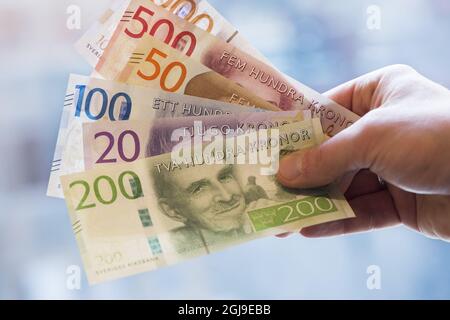 Das Aktenbild vom 14. September 2015 zeigt neue schwedische Krone Banknoten. Am 01. Oktober 2015 werden die 20, 50, 200 und 1000 Krone Banknoten eingeführt, als Münzen und die 100 und 500 Banknoten werden im Laufe des Jahres 2016 eingeführt. Foto: Fredrik Sandberg / TT / Code 10080 Stockfoto