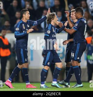 Cristiano Ronaldo von Real Madrid feiert sein 0-2-Tor mit den Teamkollegen Luka ModriAÂ‡, Toni Kroos und Casemirowährend des UEFA Champions League-Fußballspiels Zwischen Malmo FF und Real Madrid im Malmo New Stadium in Malmo, Schweden, 30. September 2015. Foto: Andreas Hillergren / TT / Kod 10600 Stockfoto