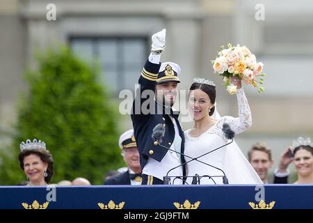 STOCKHOLM, SCHWEDEN 20150613. Hochzeit zwischen Prinz Carl Philip und Sofia Hellqvist. Die frisch verheiratete Braut und der Bräutigam Prinz Carl Philip und Prinzessin Sofia winken während der samstags-Prinzhochzeit vor dem Königspalast in Stockholm zur Menge. Hintergrund: Königin Silvia und König Carl XVI Gustaf. Foto: Jon Olav Nesvold / NTB scanpix Stockfoto