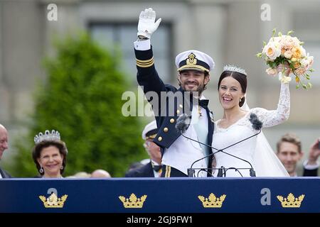 STOCKHOLM, SCHWEDEN 20150613. Hochzeit zwischen Prinz Carl Philip und Sofia Hellqvist. Die frisch verheiratete Braut und der Bräutigam Prinz Carl Philip und Prinzessin Sofia winkten der Menge vor dem Königlichen Palast in Stockholm während der samstags gekleideten Prinzenhochzeit zu. Hintergrund: Königin Silvia und König Carl XVI Gustaf. Foto: Jon Olav Nesvold / NTB scanpix Stockfoto