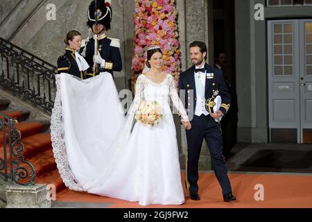 STOCKHOLM, SCHWEDEN 20150613. Hochzeit zwischen Prinz Carl Philip und Sofia Hellqvist. Die frisch verheiratete Braut und Bräutigam Prinz Carl Philip und Prinzessin Sofia auf dem Weg aus der Königlichen Kapelle im Königlichen Palast nach der Zeremonie während der samstags-Prinzenhochzeit. Die Braut trägt ein Hochzeitskleid der Designerin Ida Sjostedt. Foto: Jon Olav Nesvold / NTB scanpix Stockfoto