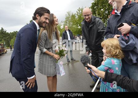 KARLSTAD 2015-08-27 Prinz Carl Philip und Prinzessin Sofia sprechen mit der 4-jährigen Atena Smith, während sie den Maribergskogen-Kulturpark in Karlstad, Schweden, besuchen, 27. August 2015. Das Fürstenpaar ist zum ersten Mal als Herzog und Herzogin des Varmlands in ihrer Heimatgrafschaft. Foto Jonas Ekstromer / TT / Code 10030 Stockfoto