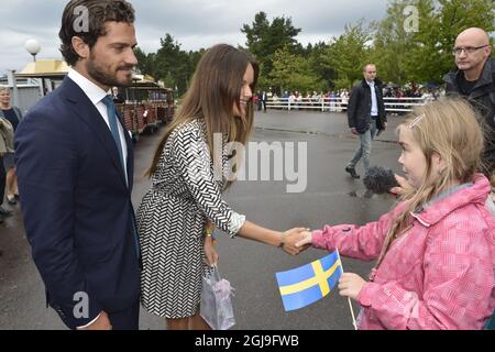 KARLSTAD 2015-08-27 Prinz Carl Philip und Prinzessin Sofia treffen sich mit Kindern im Maribergskogen-Kulturpark in Karlstad, Schweden, 27. August 2015. Das Fürstenpaar ist zum ersten Mal als Herzog und Herzogin des Varmlands in ihrer Heimatgrafschaft. Foto Jonas Ekstromer / TT / Code 10030 Stockfoto