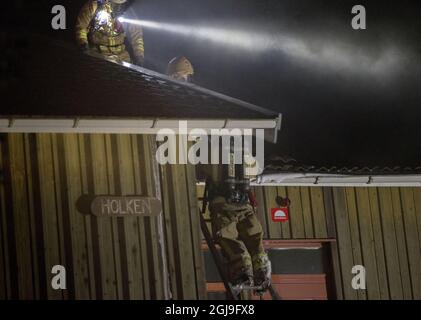 ONSALA 2015-10-18 Feuerwehrleute kämpfen gegen einen Brand an der Furulid-Schule in Kungsbacka südlich von Göteborg, Schweden, 18. Oktober 2015. Die ehemalige Schule wurde gerade für 170 Asylbewerber gebaut und war zum Zeitpunkt des Feuers leer. Das Feuer war die dritte in dieser Woche in Schweden, die Häuser oder Unterkünfte betroffen hat, die Asylbewerber beherbergen sollten. Die schwedische Polizeibehörde für nationale Operationen (NOA) empfahl den Polizeibezirken des Landes, die Überwachung von Asylhäusern zu verstärken. Foto: Bjorn Larsson Rosvall / TT / Kod 9200 Stockfoto