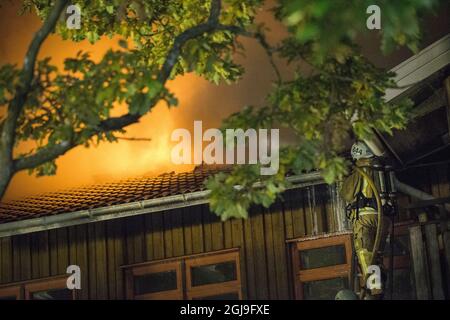 ONSALA 2015-10-18 Feuerwehrleute kämpfen gegen einen Brand an der Furulid-Schule in Kungsbacka südlich von Göteborg, Schweden, 18. Oktober 2015. Die ehemalige Schule wurde gerade für 170 Asylbewerber gebaut und war zum Zeitpunkt des Feuers leer. Das Feuer war die dritte in dieser Woche in Schweden, die Häuser oder Unterkünfte betroffen hat, die Asylbewerber beherbergen sollten. Die schwedische Polizeibehörde für nationale Operationen (NOA) empfahl den Polizeibezirken des Landes, die Überwachung von Asylhäusern zu verstärken. Foto: Bjorn Larsson Rosvall / TT / Kod 9200 Stockfoto