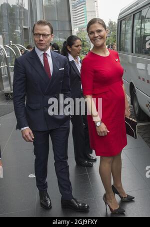 LIMA 20151019 Kronprinzessin Victoria und Prinz Daniel werden bei einem Besuch der Universität von Lima gesehen Peru, 19. Oktober 2016 das schwedische Kronprinzenpaar ist auf einem fünftägigen Besuch in Peru und Kolumbien Foto Jonas Ekstromer / TT / kod 10030 Stockfoto