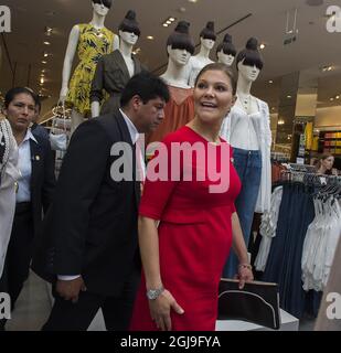 LIMA 20151019 Kronprinzessin Victoria wird bei einem Besuch in einem H&M-Geschäft in Lima gesehen Peru, 19. Oktober 2016 das schwedische Kronprinzenpaar ist auf einem fünftägigen Besuch in Peru und Kolumbien Foto Jonas Ekstromer / TT / kod 10030 Stockfoto