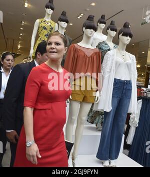 LIMA 20151019 Kronprinzessin Victoria wird bei einem Besuch in einem H&M-Geschäft in Lima gesehen Peru, 19. Oktober 2016 das schwedische Kronprinzenpaar ist auf einem fünftägigen Besuch in Peru und Kolumbien Foto Jonas Ekstromer / TT / kod 10030 Stockfoto