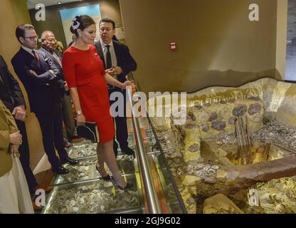 LIMA 20151019 Kronprinzessin Victoria und Prinz Daniel bei einem Besuch im Archäologiemuseum in Lima Peru, 19. Oktober 2016 das Paar der schwedischen Kronprinzessin ist zu einem fünftägigen Besuch in Peru und Kolumbien unterwegs Foto Jonas Ekstromer / TT / kod 10030 Stockfoto