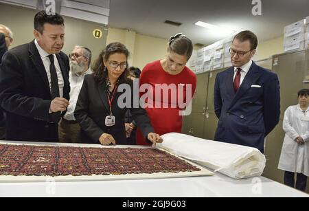 LIMA 20151019 Kronprinzessin Victoria und Prinz Daniel bei einem Besuch im Archäologiemuseum in Lima Peru, 19. Oktober 2016 das Paar der schwedischen Kronprinzessin ist zu einem fünftägigen Besuch in Peru und Kolumbien unterwegs Foto Jonas Ekstromer / TT / kod 10030 Stockfoto