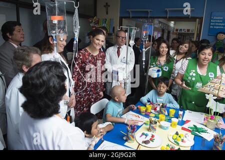 LIMA 2015-10-20 Kronprinzessin Victoria und Prinz Daniel bei einem Besuch auf der Kinderabteilung des Nationalen Krebsinstituts in Lima, Peru, am 20. Oktober 2015. Das Paar der schwedischen Kronprinzessin ist zu einem fünftägigen Besuch in Peru und Kolumbien unterwegs. Foto: Sven Lindwall / EXP / TT / Kod: 7117 ** AUS SCHWEDEN HERAUS** Stockfoto