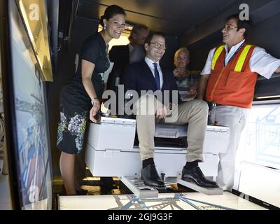 CARTAGENA 20151021 Kronprinzessin Victoria und Prinz Daniel werden gesehen, wie sie einen Liftsimulator in Cartagena i Kolumbien testeten Mittwoch, 21. Oktober 2015. Das Kronprinzessin-Paar A ist auf einem fünftägigen Besuch in Peru und Kolumbien. Foto Jonas Ekstromer / TT / kod 10030 Stockfoto