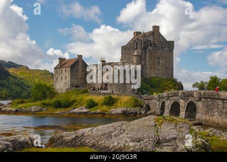 Auf der Insel Donan, wo Loch Duich, Loch Long und Loch Alsh aufeinandertreffen, befindet sich dieses Schloss, das ursprünglich im sechsten oder siebten Jahrhundert erbaut wurde. Das war es Stockfoto