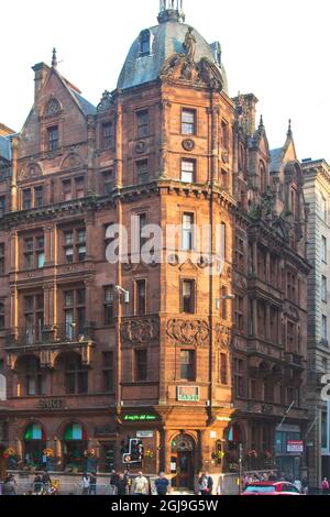 Dies ist das Central Hotel, das von der British Railway erbaut wurde, um Reisende zu bedienen, die die angrenzende Central Railway in Glasgow nutzen. Stockfoto