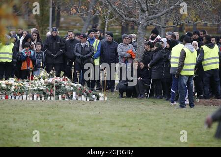 TROLLHATTAN 20151030 das Begräbnis Freitag, 30. Oktober 2015 des 15-jährigen Schuljungen Ahmed Hassan Ahmed, der bei einem rassistischen Schulangriff in Trollhattan getötet wurde. Der Angriff vom 22. Oktober wurde als rassistisches Hassverbrechen bezeichnet, wobei die Polizei sagte, dass Lundin Pettersson methodisch dunkelhäutige Opfer an der Trollhattan-Schule, wo die meisten Schüler im Ausland geboren sind, auswählte. Foto Adam Ihse / TT kod 9200 Stockfoto