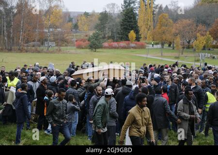 TROLLHATTAN 20151030 das Begräbnis Freitag, 30. Oktober 2015 des 15-jährigen Schuljungen Ahmed Hassan Ahmed, der bei einem rassistischen Schulangriff in Trollhattan getötet wurde. Der Angriff vom 22. Oktober wurde als rassistisches Hassverbrechen bezeichnet, wobei die Polizei sagte, dass Lundin Pettersson methodisch dunkelhäutige Opfer an der Trollhattan-Schule, wo die meisten Schüler im Ausland geboren sind, auswählte. Foto Adam Ihse / TT kod 9200 Stockfoto