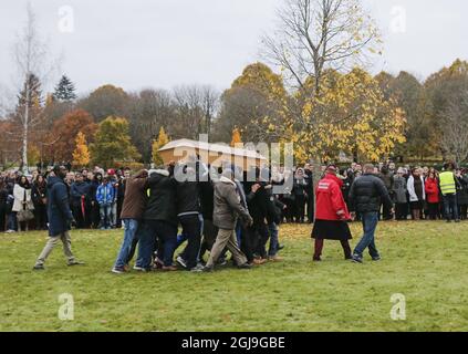 TROLLHÃƒÂ„TTAN 20151030 das Begräbnis Freitag, 30. Oktober 2015 des 15-jährigen Schuljungen Ahmed Hassan Ahmed, der bei einem rassistischen Schulangriff auf TrollhÃƒÂ¤ttan getötet wurde. Der Angriff vom 22. Oktober wurde als rassistisches Hassverbrechen bezeichnet, wobei die Polizei sagte, dass Lundin Pettersson methodisch dunkelhäutige Opfer an der Trollhattan-Schule, wo die meisten Schüler im Ausland geboren sind, auswählte. Foto Adam Ihse / TT kod 9200 Stockfoto