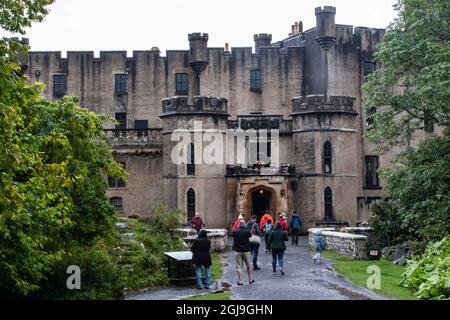 Dunvegan Castle and Gardens ist das älteste kontinuierlich bewohnte Schloss in Schottland und seit 800 Jahren das Zuhause von Clan MacLeod. Stockfoto
