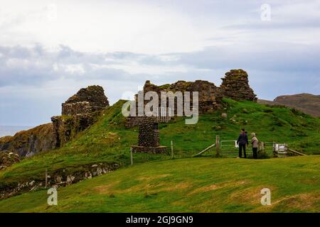 Erbaut im 14. Und 15. Jahrhundert von Clan MacDonald von Sleat, ist dies die Überreste des zerstörten Dultulm Castle auf der Trotternish Peninsula in Nort Stockfoto