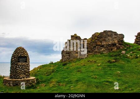 Die Nordküste von Trotternish ist die Überreste des Dultulm Castle aus dem 14. Und 15. Jahrhundert mit einem Denkmal für die MacArthur-Pfeifer. Stockfoto