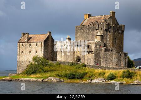 Eilean Donan gilt als das romantischste und am meisten fotografierte Schloss Schottlands und liegt auf einer kleinen felsigen Insel, auf der sich drei große Seen treffen: Stockfoto