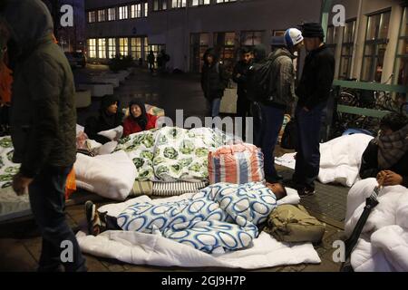 MALMÖ 2015-11-20 Eine Gruppe von 20-30 Flüchtlingen verbrachte die Nacht auf dem Bürgersteig vor dem Migrationsbüro in Malmö, Schweden, am 20. November 2015. Foto: Stig-Ake Jonsson / TT kod 70040 Stockfoto