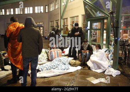 MALMÖ 2015-11-20 Eine Gruppe von 20-30 Flüchtlingen verbrachte die Nacht auf dem Bürgersteig vor dem Migrationsbüro in Malmö, Schweden, am 20. November 2015. Foto: Stig-Ake Jonsson / TT kod 70040 Stockfoto