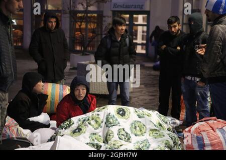 MALMÖ 2015-11-20 Eine Gruppe von 20-30 Flüchtlingen verbrachte die Nacht auf dem Bürgersteig vor dem Migrationsbüro in Malmö, Schweden, am 20. November 2015. Foto: Stig-Ake Jonsson / TT kod 70040 Stockfoto