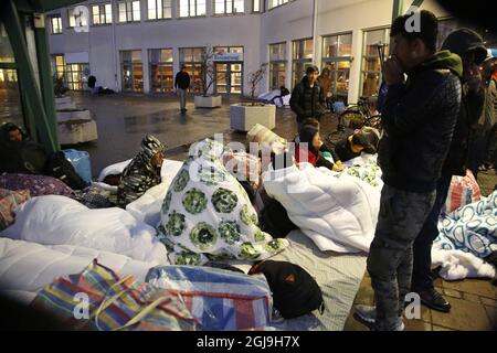 MALMÖ 2015-11-20 Eine Gruppe von 20-30 Flüchtlingen verbrachte die Nacht auf dem Bürgersteig vor dem Migrationsbüro in Malmö, Schweden, am 20. November 2015. Foto: Stig-Ake Jonsson / TT kod 70040 Stockfoto