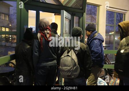 MALMÖ 2015-11-20 Eine Gruppe von 20-30 Flüchtlingen verbrachte die Nacht auf dem Bürgersteig vor dem Migrationsbüro in Malmö, Schweden, am 20. November 2015. Foto: Stig-Ake Jonsson / TT kod 70040 Stockfoto