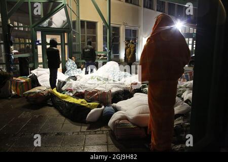 MALMÖ 2015-11-20 Eine Gruppe von 20-30 Flüchtlingen verbrachte die Nacht auf dem Bürgersteig vor dem Migrationsbüro in Malmö, Schweden, am 20. November 2015. Foto: Stig-Ake Jonsson / TT kod 70040 Stockfoto