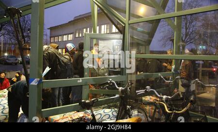 MALMÖ 2015-11-20 Eine Gruppe von 20-30 Flüchtlingen verbrachte die Nacht auf dem Bürgersteig vor dem Migrationsbüro in Malmö, Schweden, am 20. November 2015. Foto: Stig-Ake Jonsson / TT kod 70040 Stockfoto